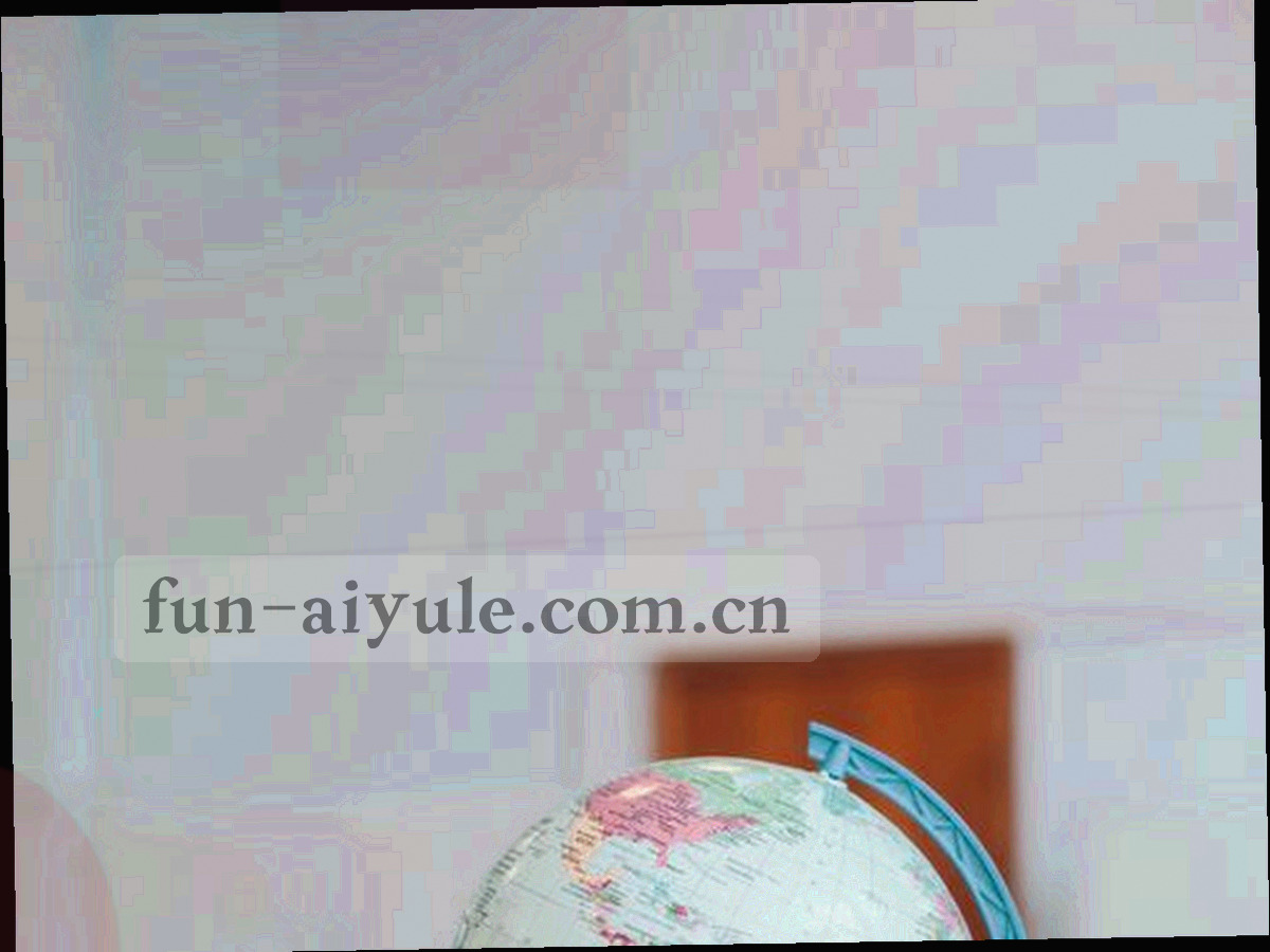室内篮球馆灯光下球网特写，橙色球体入网瞬间的动态模糊画面